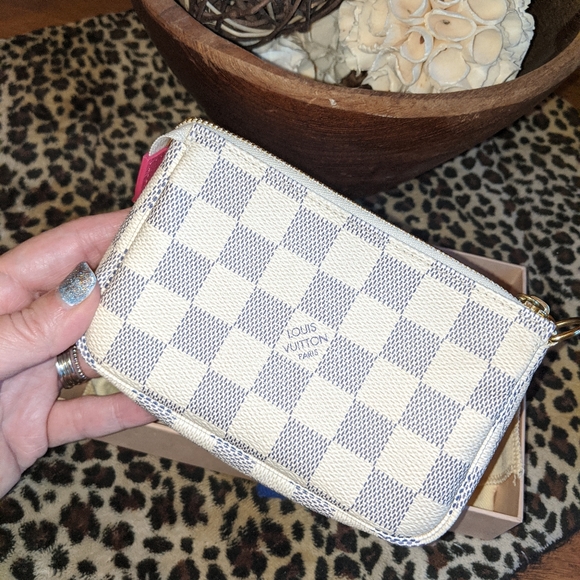 Louis Vuitton 2017 Christmas Mini Pouchette - Picture 3 of 9